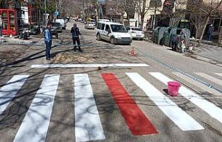 Gölbaşı Belediyesi okul önlerine kırmızı çizgi...