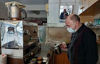 Gönen’de kahvehaneler esnafa çay servisine başladı