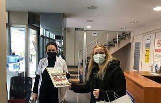 Gönül Elçileri esnafa salgınla ilgili afiş dağıtıyor