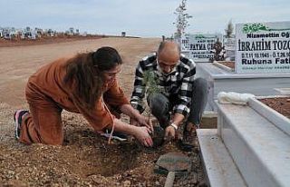 Gönüllüler mezarlığı ağaçlandırıyor