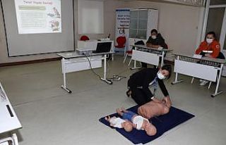 Gönüllülere ilk yardım eğitimi