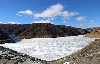 Gümüşhane’de soğuk hava baraj gölünü dondurdu