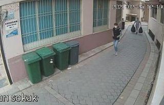 Güvenerek verdiği telefonunu saniyeler içerisinde...