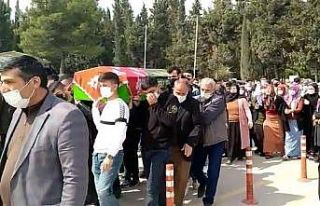 Güvercinlerini beslemek isterken çatıdan düşerek...