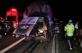 Hafif ticari araç tıra arkadan çarptı: 3 ölü