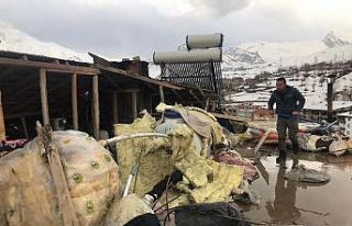 Hakkari’de şiddetli rüzgar çatıları uçurdu