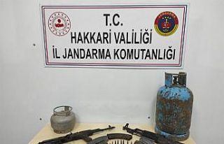 Hakkari’de toprağa gömülü silah ve mühimmat...