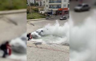 Hareket halinde alev alan otomobili, vatandaşlar...