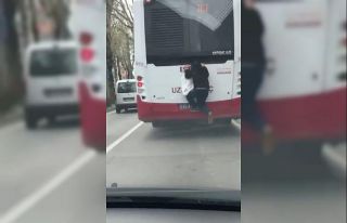 Hareket halindeki otobüse tutunarak canını hiçe...