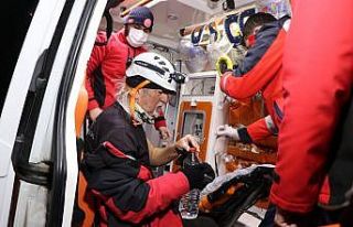 Hasandağı’nda mahsur kalan 2 dağcı askeri helikopterle...