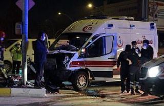 Hasta taşıyan ambulans ve otomobil çarpıştı:...