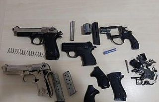 Hatay’da durdurulan araçtan 3 adet ruhsatsız tabanca...