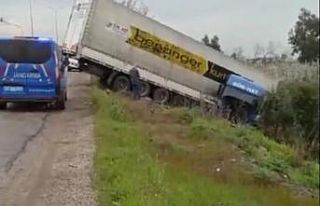 Hatay’da tır devrildi: 1 yaralı
