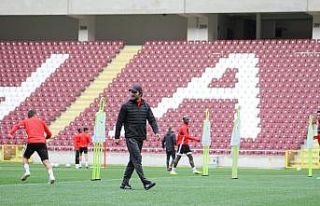 Hatayspor, yeni stadyumunda yaptığı antrenmanla...