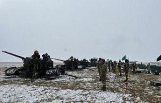 Hava savunma silahları ile kara hedeflerine atışlar...