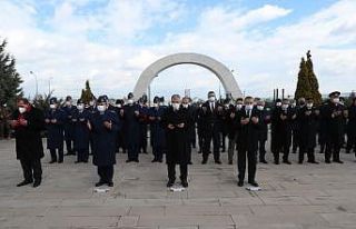 Hava şehitliğinde anma töreni