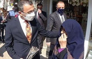 Hayatında ilk kez çiçek alan kadının mutluluğu...