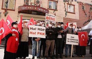 HDP önündeki aileler, teröristlerin çocuklarına...