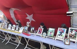 HDP önündeki ailelerden PKK’lı terörist Demirtaş’a...