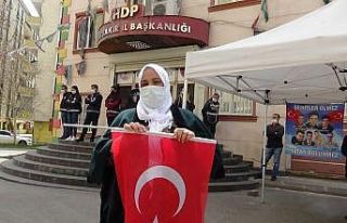 HDP önündeki evlat nöbeti, tüm olumsuzluklara...