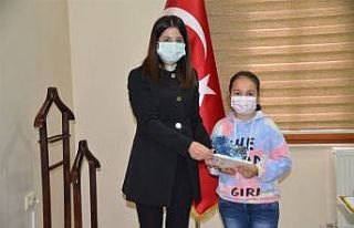 Hediyeleri kaymakam ablalarından