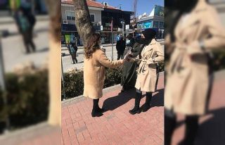 Hem bilgilendirdiler hem de karanfil dağıttılar