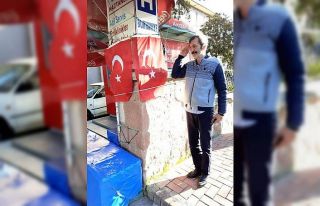 Her gördüğünde selam durup bayrağı öpüyor