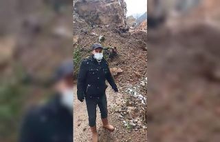 Heyelan köy yolunu ulaşıma kapattı