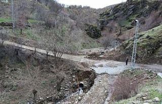 Heyelan nedeniyle kapanan köy yolu, ulaşıma açıldı