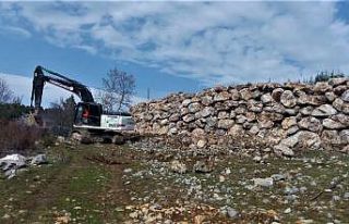 Heyelan riskine karşı okulun çevresine istinat...