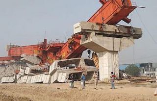 Hindistan’da inşaat halindeki üst geçit çöktü:...