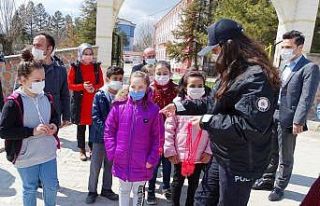 Hisarcık’ta minik öğrencilere kırmızı düdük