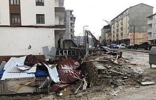 Hizan’da şiddetli rüzgar çatıları uçurdu