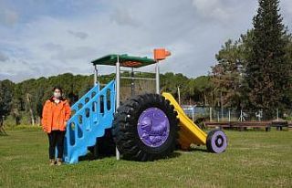 Hurda malzemelerden çocuklar için traktör kaydırak...