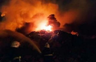 Hurdalıkta çıkan yangını itfaiye söndürdü