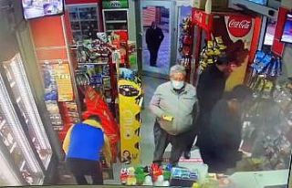 Husumetlisinin boğazına markette bıçak dayadı,...