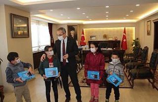 İhtiyaç sahibi 300 öğrenciye tabletlerine kavuştu