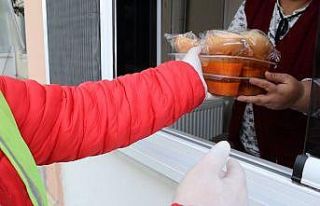 İhtiyaç sahiplerinin sofralarına her gün sıcak...