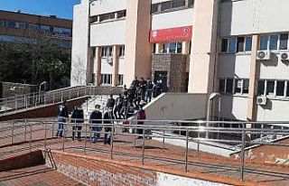 İki güvenlik görevlisinin silahla yaralandığı...
