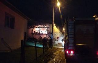 İki katlı ahır ve samanlık alev alev yandı