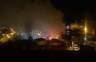 İki katlı ev çıkan yangında kullanılamaz hale...
