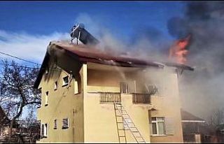 İki katlı evin çatısında çıkan yangın büyümeden...