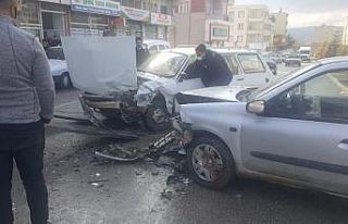 İki otomobil kafa kafaya çarpıştı: 2 Yaralı