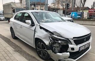 İki otomobil kavşakta çarpıştı