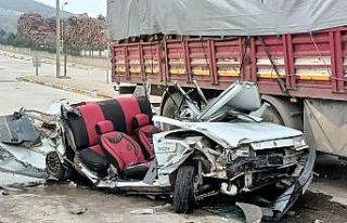 İki tırın arasında kaldı: 1 ölü