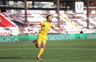 İlhan Parlak gollerine devam ediyor