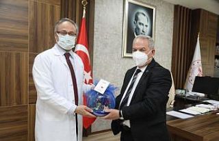İlkadım’dan sağlık çalışanlarına çiçek...