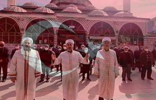 İmamların vatandaşlarla birlikte okuduğu İstiklal...