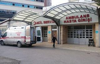 İş yerinde çalışırken başına düşen cisimle...