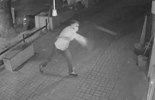 İş yerinin camını taşla kırarak cep telefonlarını...